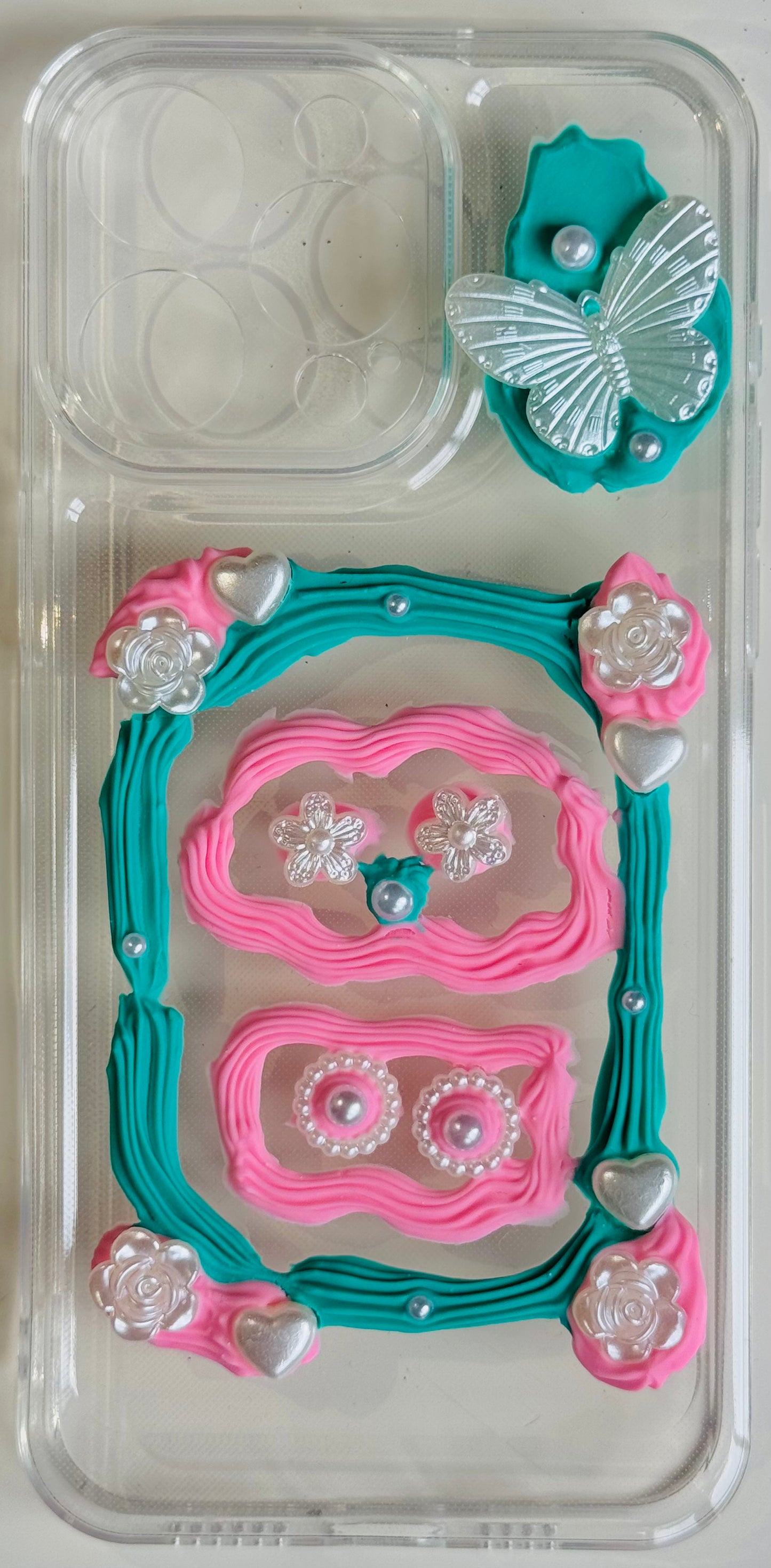 Funda para teléfono "Fantasía Floral" hecha a mano con pegamento crema