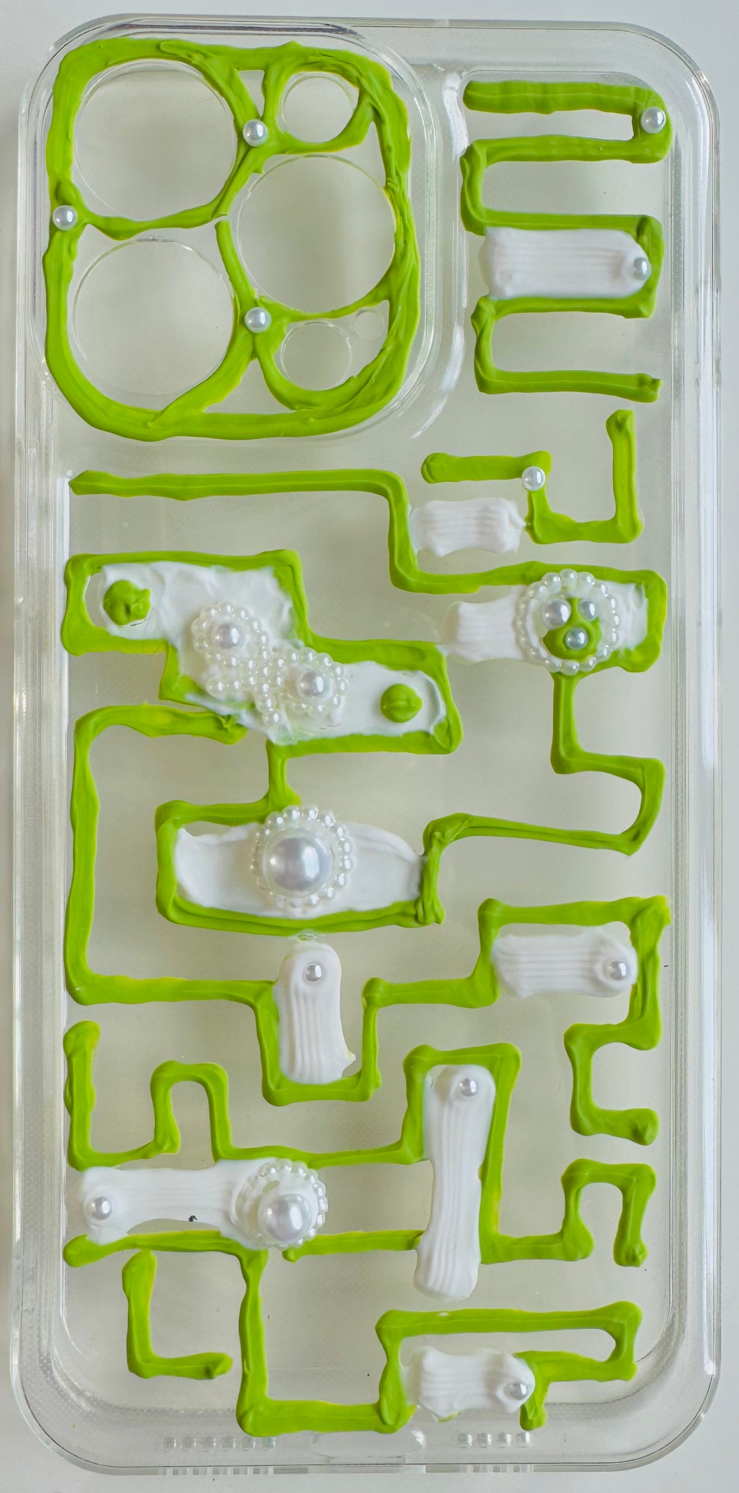 Funda para teléfono "Laberinto Verde" hecha a mano con pegamento crema