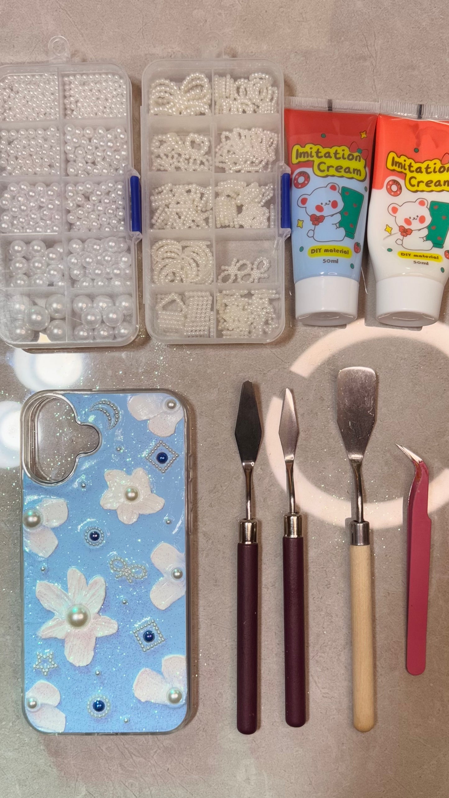 Coque de téléphone faite main avec colle crème « Vibrant Bloom »