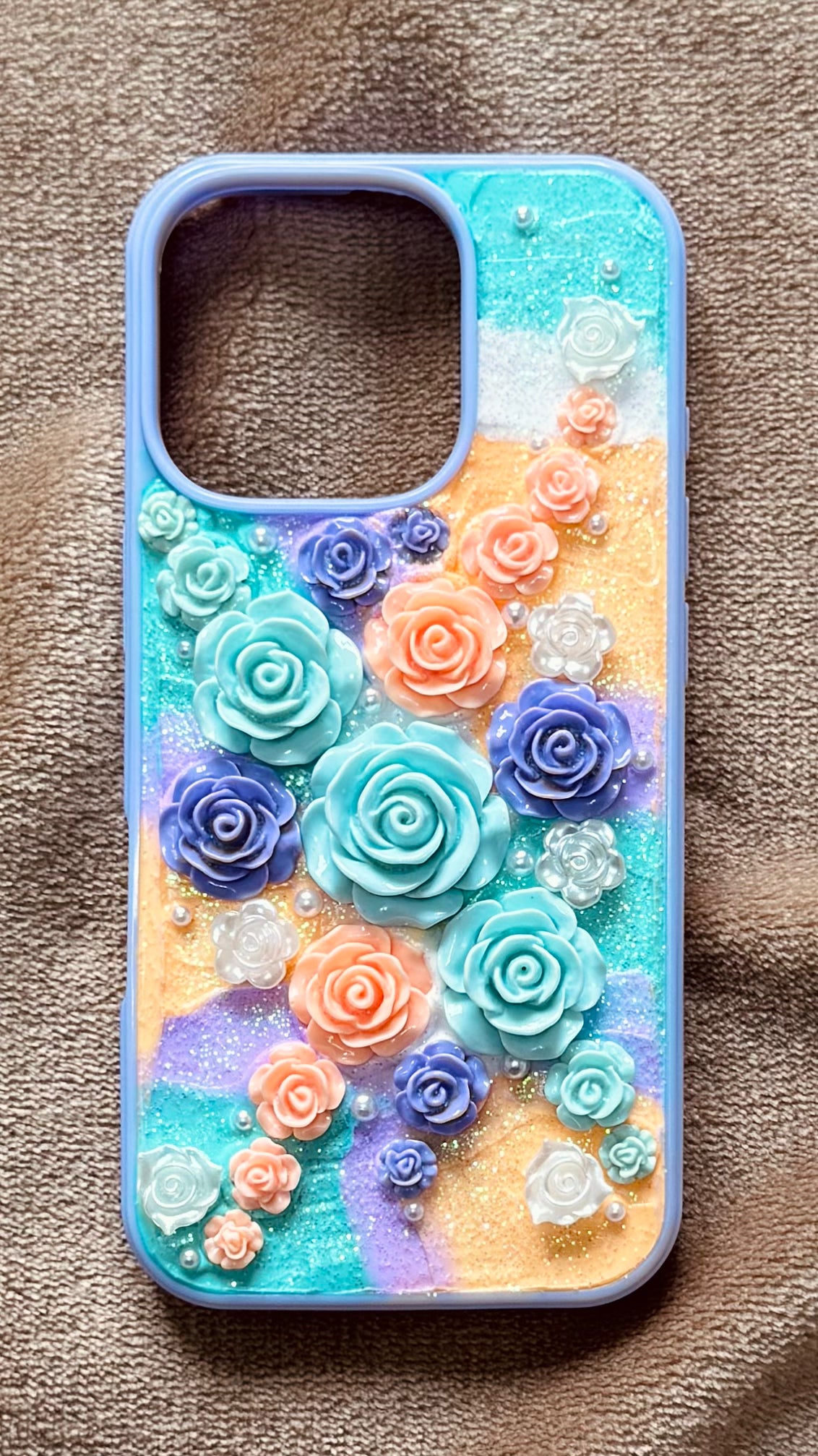 Funda para teléfono hecha a mano con pegamento crema “Vibrant Bloom” 