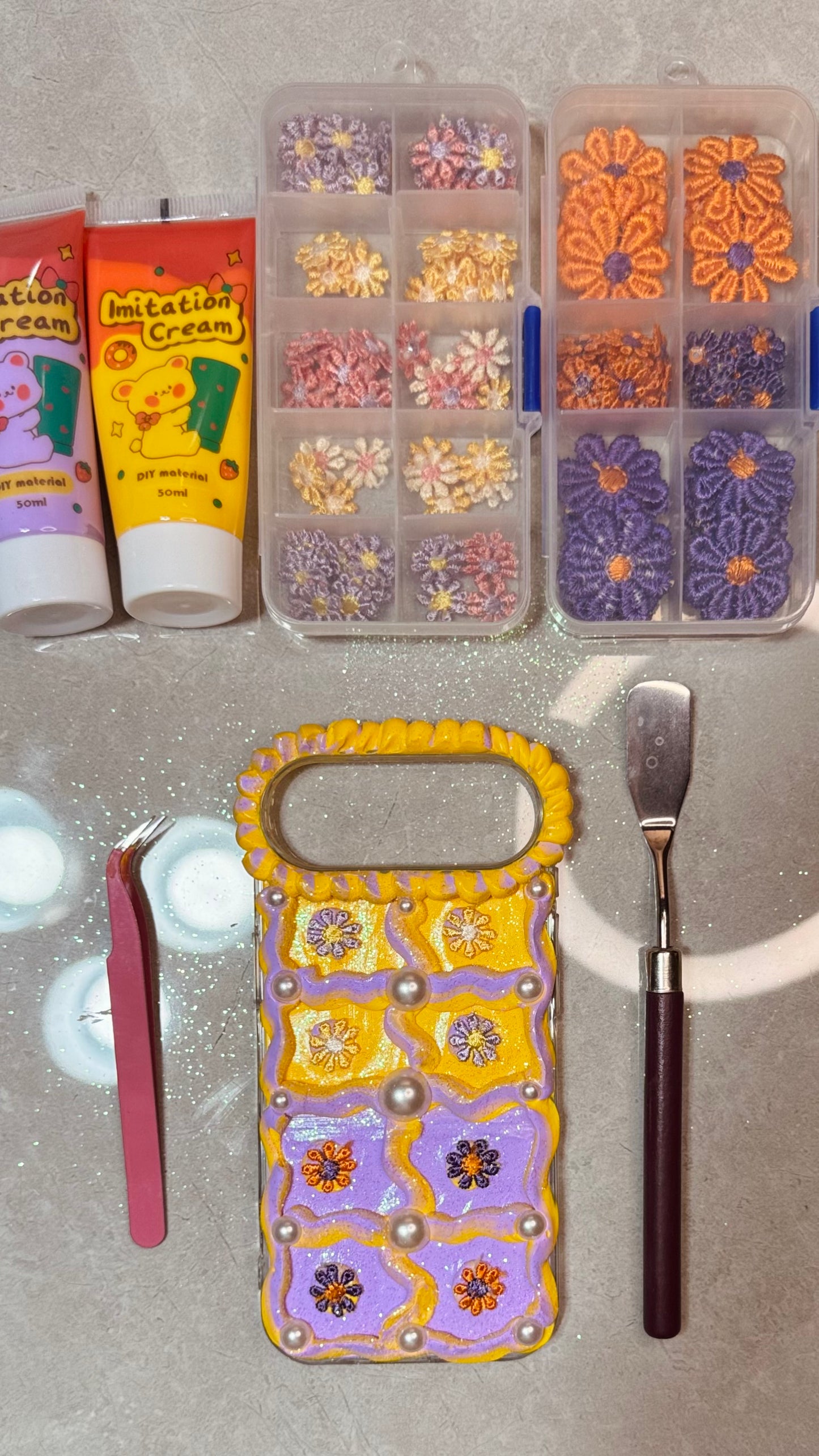 Coque de téléphone faite main avec colle crème « Vibrant Bloom » 