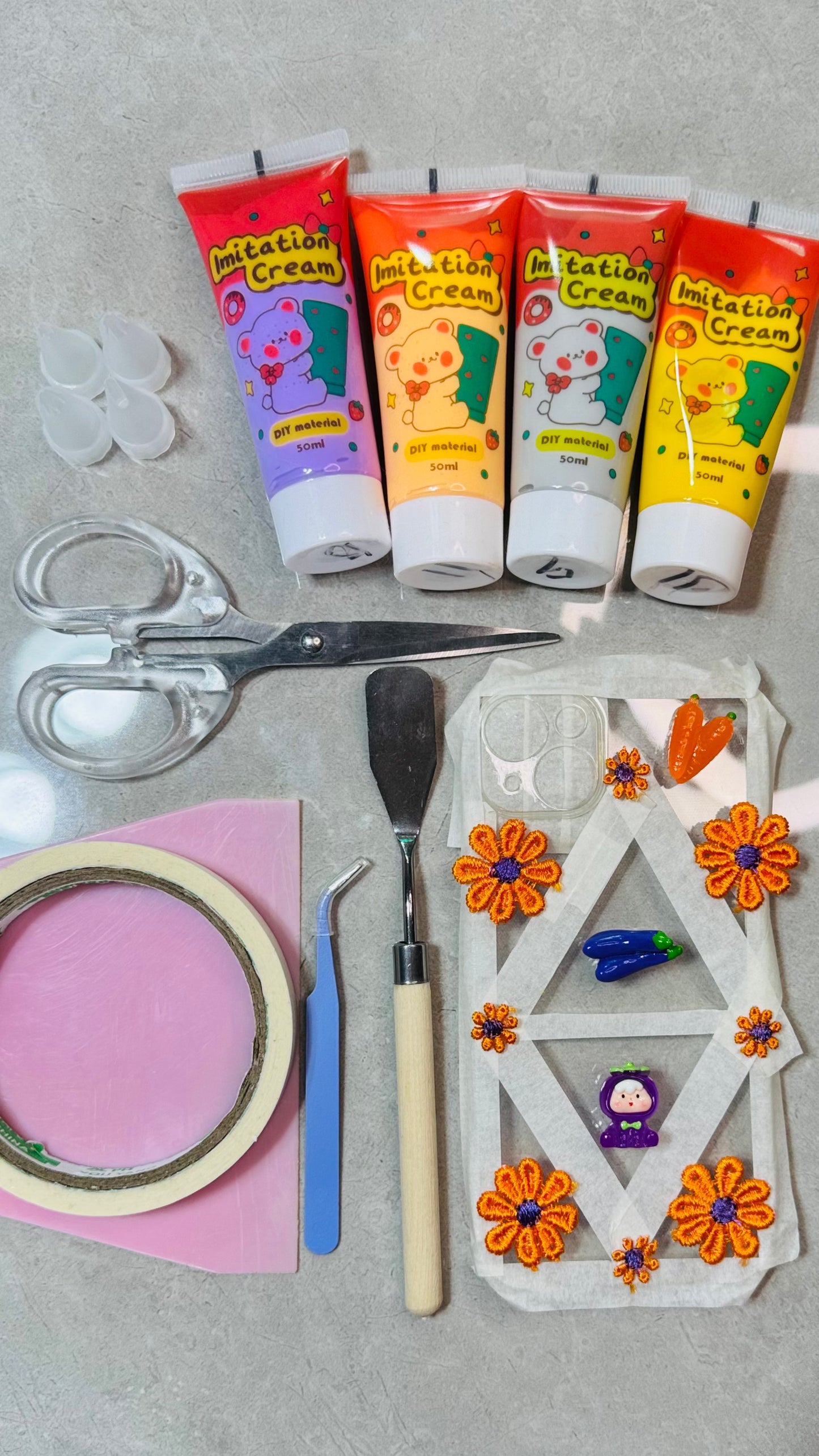 Funda para teléfono hecha a mano con pegamento crema “Vibrant Bloom” 