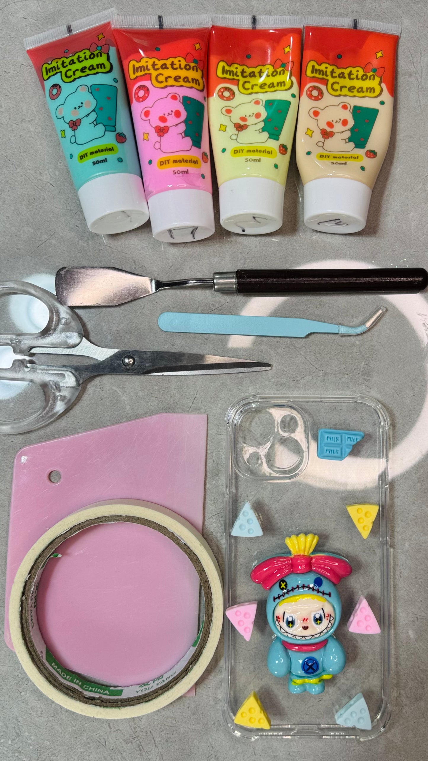 Funda para teléfono hecha a mano con pegamento crema “Vibrant Bloom” 
