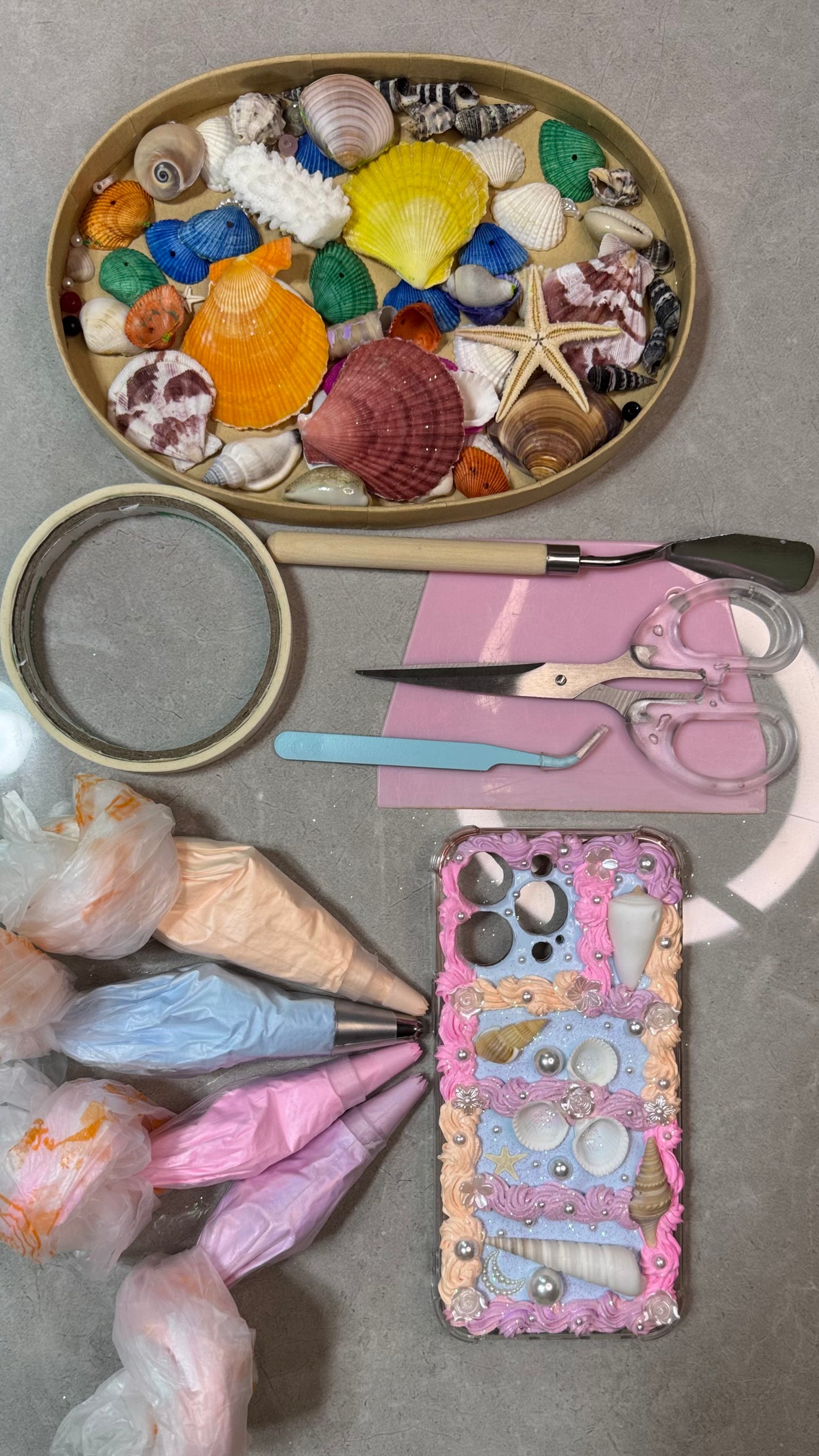 Funda para teléfono hecha a mano con pegamento crema “Vibrant Bloom” 