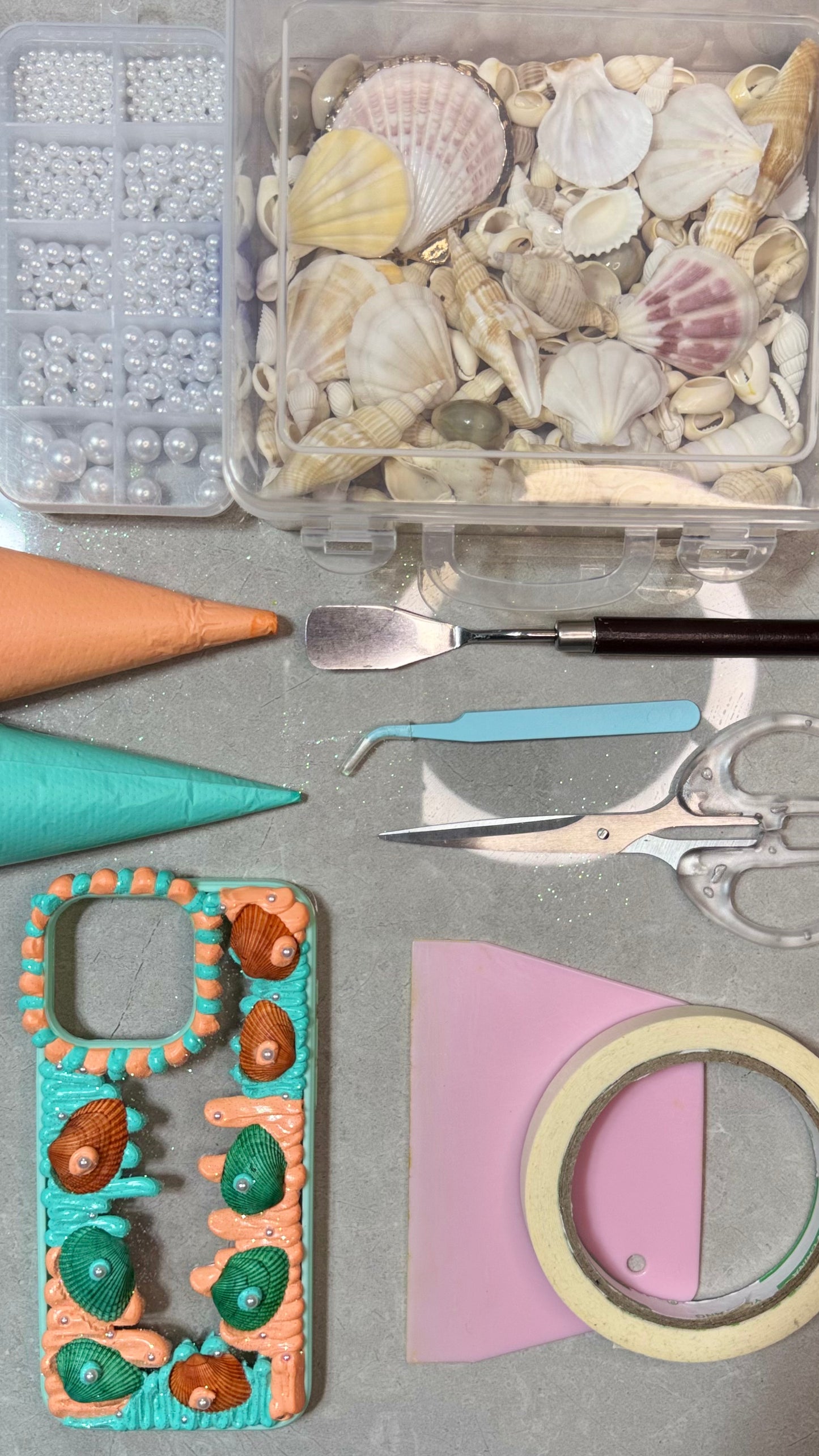 Funda para teléfono hecha a mano con pegamento crema “Vibrant Bloom” 