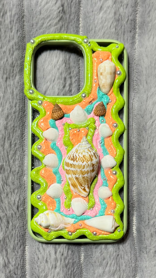 🌀 “The Seashell Conspiracy” – Wavy Retro Cream Case