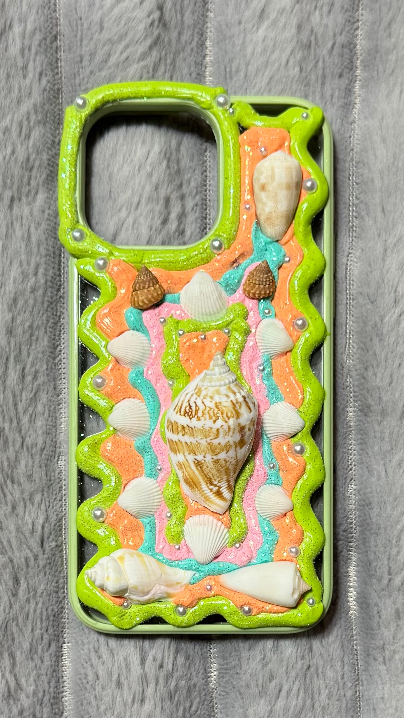 🌀 “The Seashell Conspiracy” – Wavy Retro Cream Case